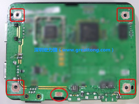 手動(dòng)去綠漆。使用傳統(tǒng)的刀片去除綠漆后的效果。