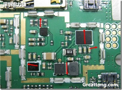 圖中顯示一塊電路板使用這種屏蔽夾(shielding clip)的實(shí)例?；旧衔覀?cè)趶澖堑牡胤蕉荚O(shè)計(jì)擺放了一個(gè)屏蔽夾，這樣可以讓作業(yè)員比較方便安裝屏蔽罩(shielding can)時(shí)的對(duì)位準(zhǔn)確。然后在其他沒(méi)有屏蔽夾的地方也設(shè)計(jì)了一些接地的布線，一來(lái)可以稍微提升屏蔽罩的電磁隔絕能力，另一方面也可以為屏蔽夾無(wú)效時(shí)，馬上可以更改為屏蔽框，而無(wú)需要重新設(shè)計(jì)電路板。