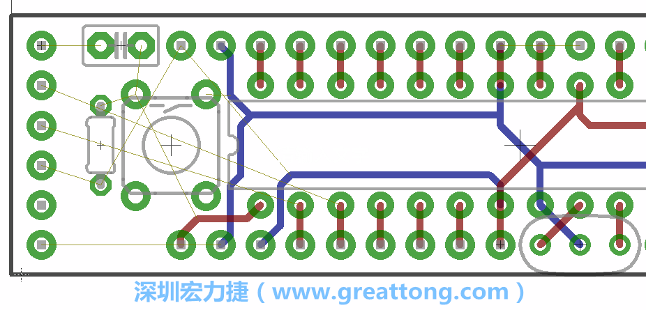 到目前為止，你應(yīng)該只剩下四個(gè)部分還未進(jìn)行布線，10K重置上拉電阻器、重置電容和1×6的序列排針。