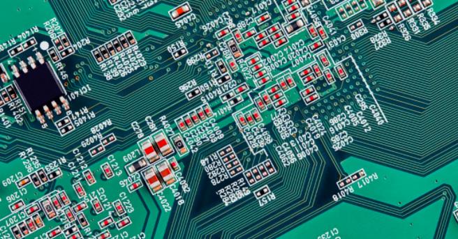 你能在這個復(fù)雜的PCB中找到垂直布線嗎？反正我不能